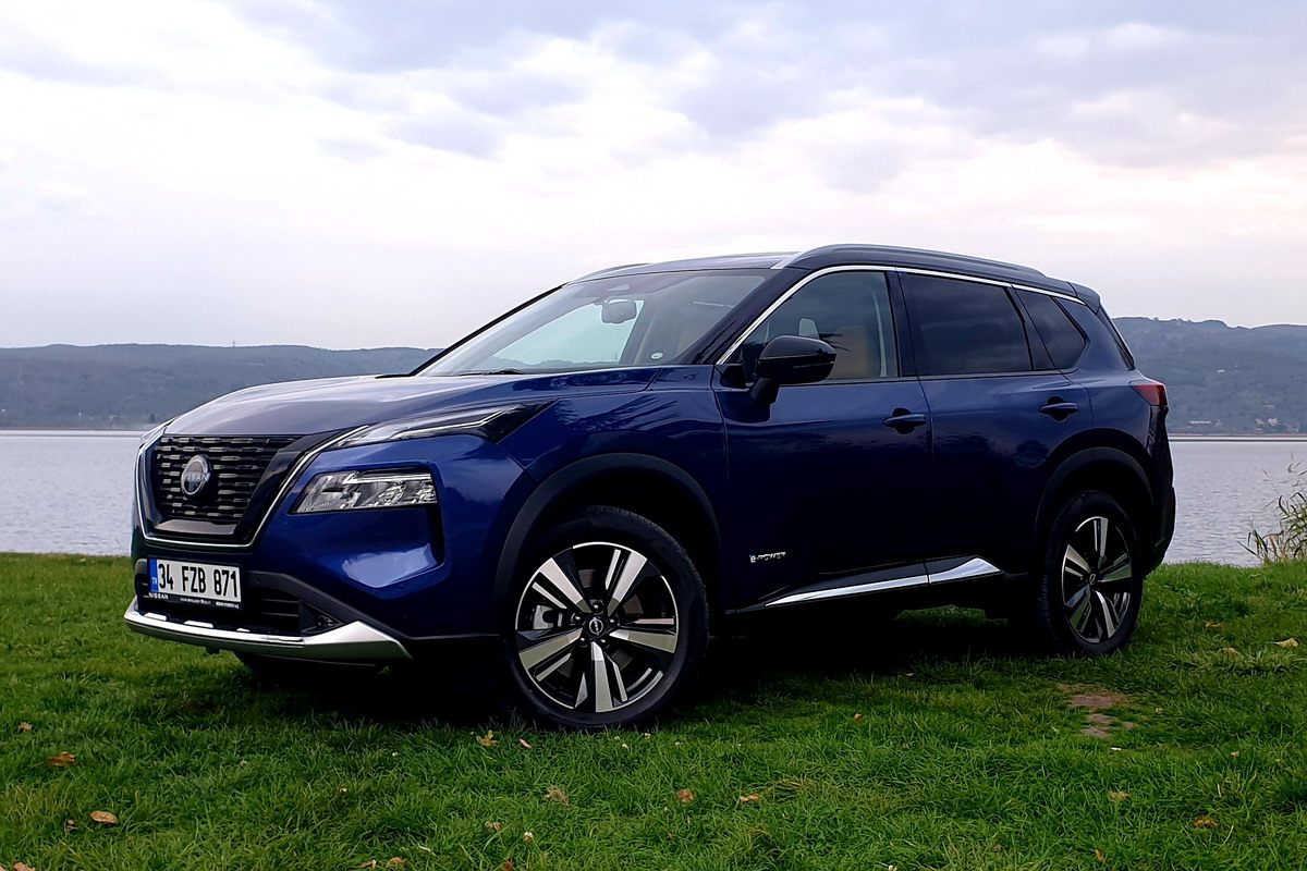 Nissan X-Trail ön görünüm mavi renk